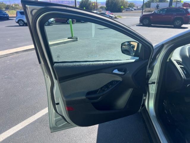 2014 Ingot Silver Metalli /Charcoal Black Ford Focus SE Sedan (1FADP3F21EL) with an 2.0L L4 DOHC 16V engine, 6-Speed Automatic transmission, located at 1865 East Red Hills Pkwy, St. George, 84770, (435) 628-0023, 37.120850, -113.543640- Photo#12