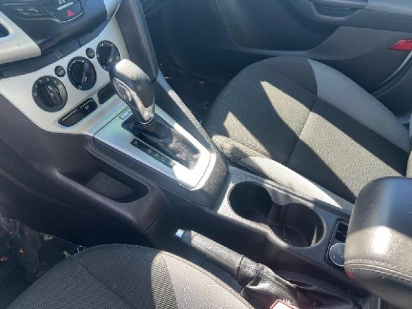 2014 Ingot Silver Metallic /Charcoal Black Ford Focus SE Sedan (1FADP3F21EL) with an 2.0L L4 DOHC 16V engine, 6-Speed Automatic transmission, located at 1865 East Red Hills Pkwy, St. George, 84770, (435) 628-0023, 37.120850, -113.543640 - Photo#18