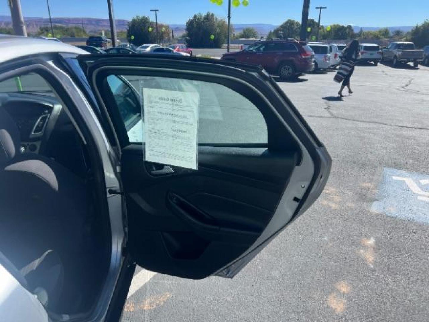 2014 Ingot Silver Metallic /Charcoal Black Ford Focus SE Sedan (1FADP3F21EL) with an 2.0L L4 DOHC 16V engine, 6-Speed Automatic transmission, located at 1865 East Red Hills Pkwy, St. George, 84770, (435) 628-0023, 37.120850, -113.543640 - Photo#24