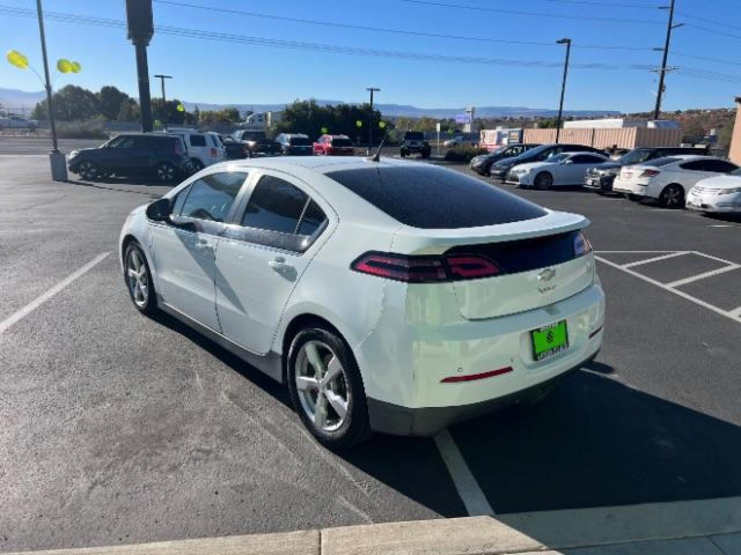 2013 White /Black Chevrolet Volt Premium w/ Navigation and LEP (1G1RH6E47DU) with an 4 CYL Hybrid engine, AUTOMATIC transmission, located at 1865 East Red Hills Pkwy, St. George, 84770, (435) 628-0023, 37.120850, -113.543640 - We specialize in helping ALL people get the best financing available. No matter your credit score, good, bad or none we can get you an amazing rate. Had a bankruptcy, divorce, or repossessions? We give you the green light to get your credit back on the road. Low down and affordable payments that fit - Photo#4