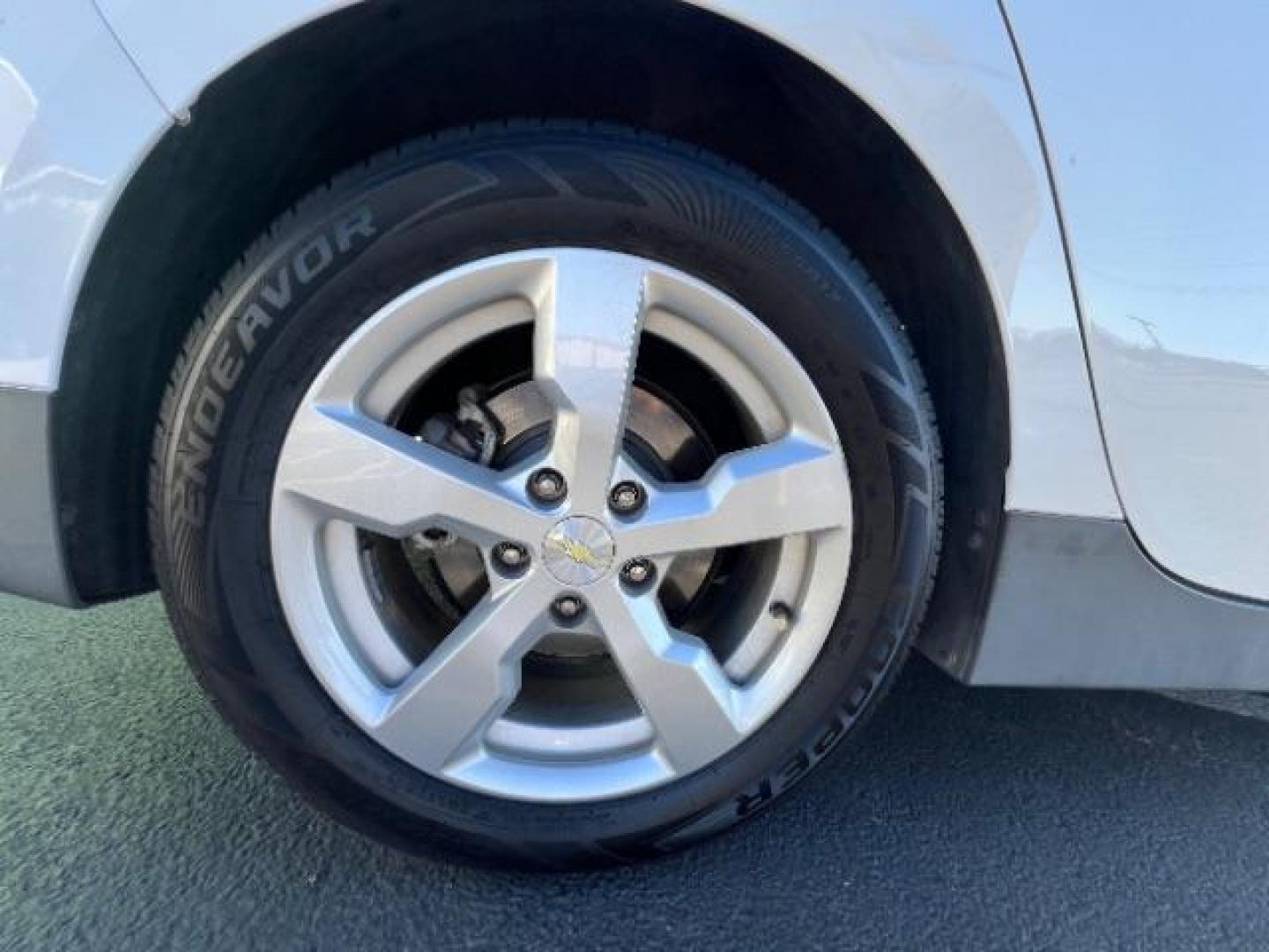 2013 White /Black Chevrolet Volt Premium w/ Navigation and LEP (1G1RH6E47DU) with an 4 CYL Hybrid engine, AUTOMATIC transmission, located at 1865 East Red Hills Pkwy, St. George, 84770, (435) 628-0023, 37.120850, -113.543640 - We specialize in helping ALL people get the best financing available. No matter your credit score, good, bad or none we can get you an amazing rate. Had a bankruptcy, divorce, or repossessions? We give you the green light to get your credit back on the road. Low down and affordable payments that fit - Photo#8