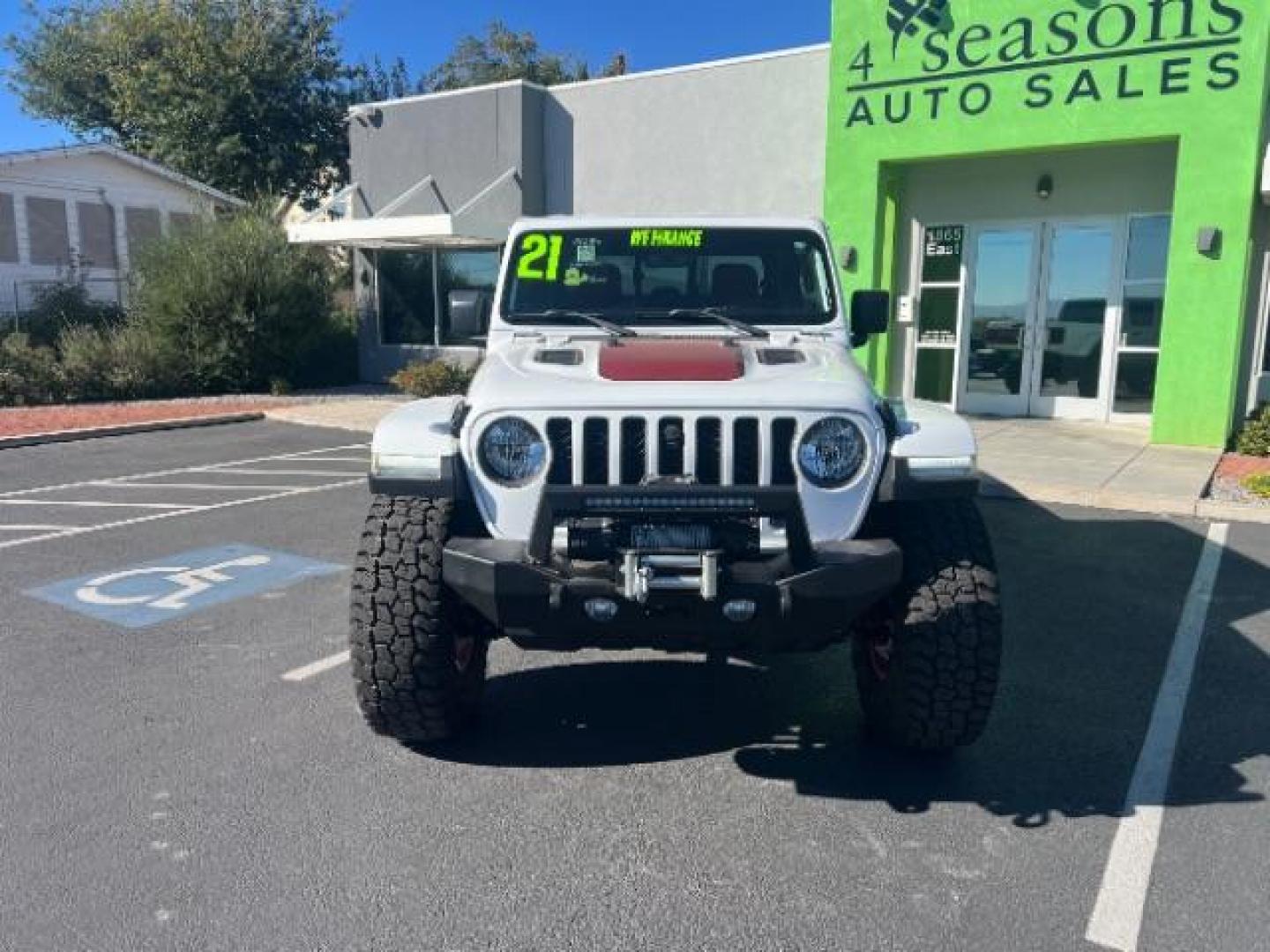 2021 Bright White Clearcoat /Red Jeep Gladiator Rubicon 4X4 (1C6JJTBG1ML) with an 3.6L V-6 DOHC engine, AUTOMATIC transmission, located at 1865 East Red Hills Pkwy, St. George, 84770, (435) 628-0023, 37.120850, -113.543640 - Classy red and white Gladiator rubicon with lift and tires. Great condition and drives straight. Specs: GVWR: 6,250 lbs w/Max Tow Package LED LIGHTING GROUP - AD6 Includes Daytime Running Lamps LED Accents LED Park Turn Lamps Front LED Fog Lamps LED Premium Reflector Headlamps LED Taillamps SA - Photo#1