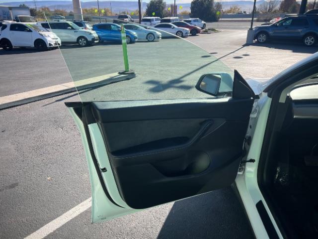 2022 Pearl White Multi-Coat /Black Tesla Model Y Long Range Dual Motor All-Wheel Drive (7SAYGAEEXNF) with an ELECTRIC engine, Automatic transmission, located at 1865 East Red Hills Pkwy, St. George, 84770, (435) 628-0023, 37.120850, -113.543640 - Excellent Tesla Model Y Long Range All Wheel Drive with 3rd row! 7 Seats! Battery is 90% healthy. Gets 290 on full charge. Still has remaining 120k mile Tesla warranty on battery and motor. We have aftermarkt battery warranties available. Southern Utah's Tesla Experts 4 Seasons Auto DL 7932 - Photo#14