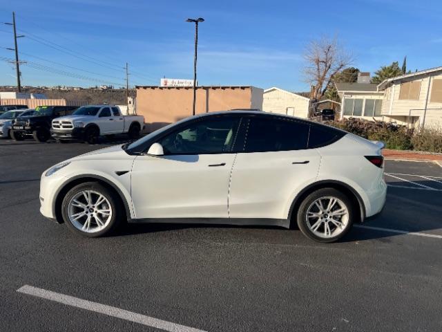 2022 Pearl White Multi-Coat /Black Tesla Model Y Long Range Dual Motor All-Wheel Drive (7SAYGAEEXNF) with an ELECTRIC engine, Automatic transmission, located at 1865 East Red Hills Pkwy, St. George, 84770, (435) 628-0023, 37.120850, -113.543640 - Excellent Tesla Model Y Long Range All Wheel Drive with 3rd row! 7 Seats! All our Teslas come with charging kit Battery is 90% healthy. Gets 290 on full charge. Still has remaining 120k mile Tesla warranty on battery and motor. We have aftermarkt battery warranties available. Southern Utah's Te - Photo#5