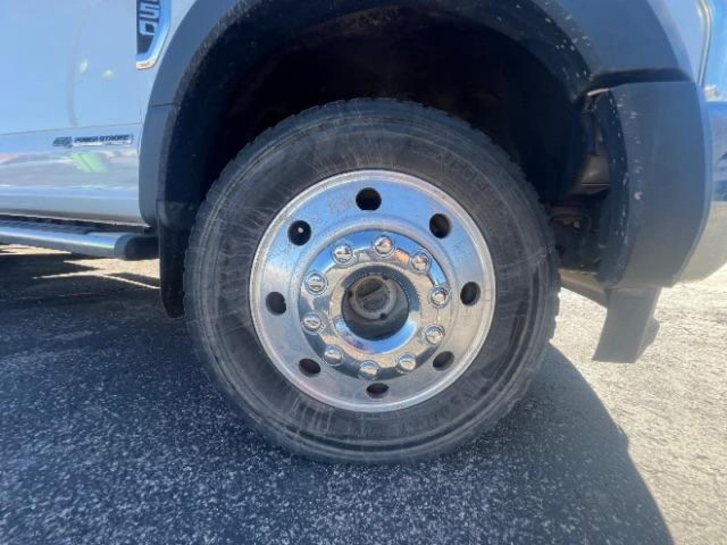 2017 Oxford White /Medium Earth Gray Ford F-550 Chassis XLT (1FD0W5HT1HE) with an Powerstroke 6.7L V-8 diesel direct injection engine, Automatic transmission, located at 940 North Main Street, Cedar City, UT, 84720, (435) 628-0023, 37.692936, -113.061897 - Photo#8