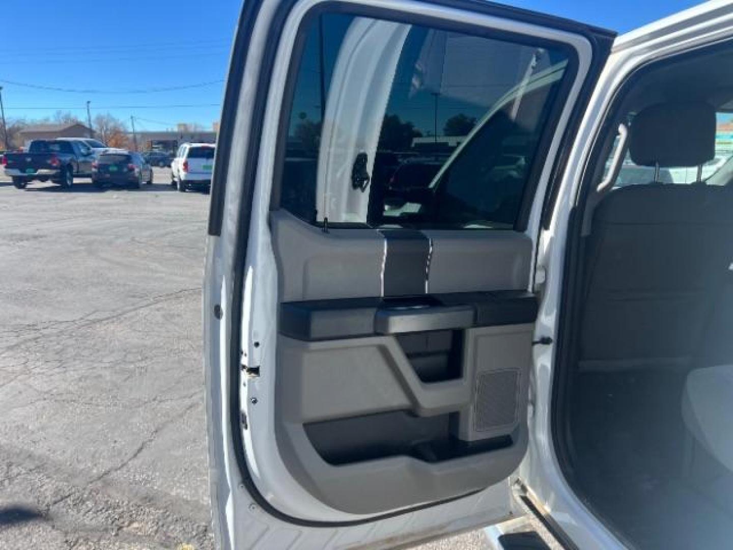 2017 Oxford White /Medium Earth Gray Ford F-550 Chassis XLT (1FD0W5HT1HE) with an Powerstroke 6.7L V-8 diesel direct injection engine, Automatic transmission, located at 940 North Main Street, Cedar City, UT, 84720, (435) 628-0023, 37.692936, -113.061897 - Photo#19