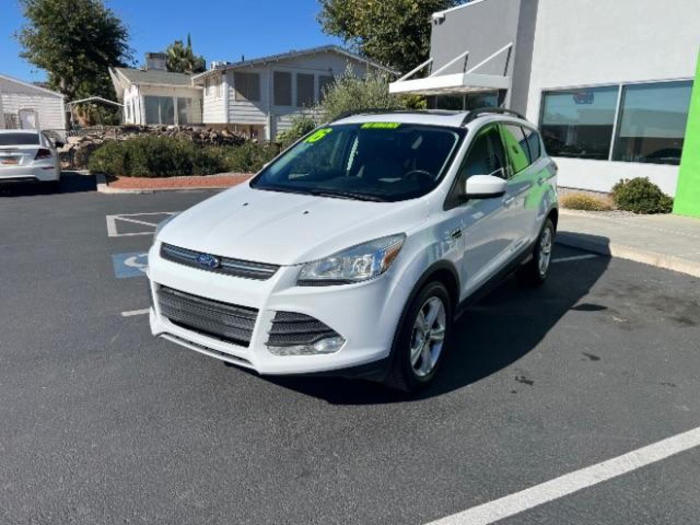 2016 Oxford White /Charcoal Black Ford Escape SE (1FMCU0GXXGU) , Automatic transmission, located at 1865 East Red Hills Pkwy, St. George, 84770, (435) 628-0023, 37.120850, -113.543640 - Photo#2