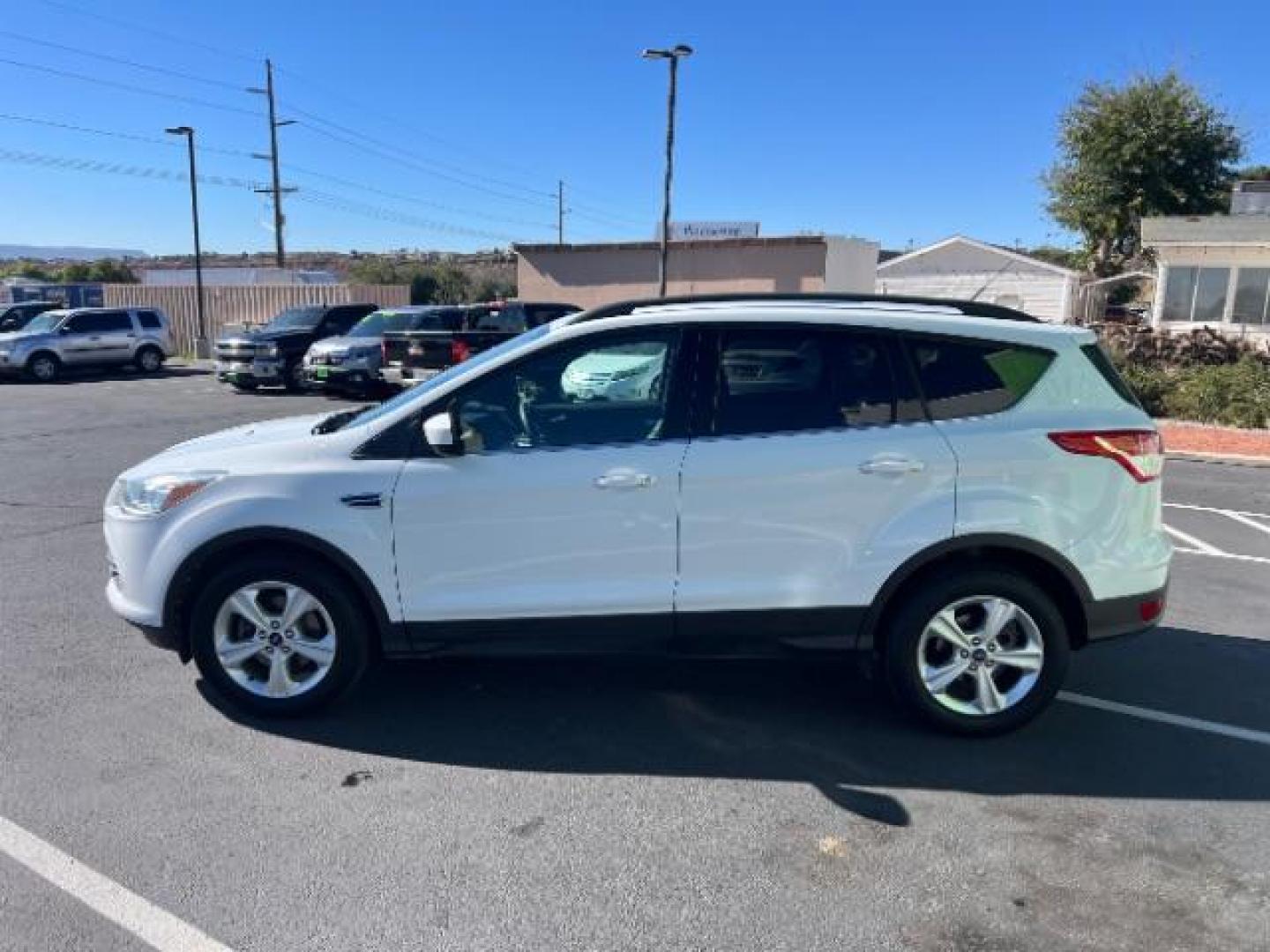 2016 Oxford White /Charcoal Black Ford Escape SE (1FMCU0GXXGU) , Automatic transmission, located at 1865 East Red Hills Pkwy, St. George, 84770, (435) 628-0023, 37.120850, -113.543640 - Photo#3