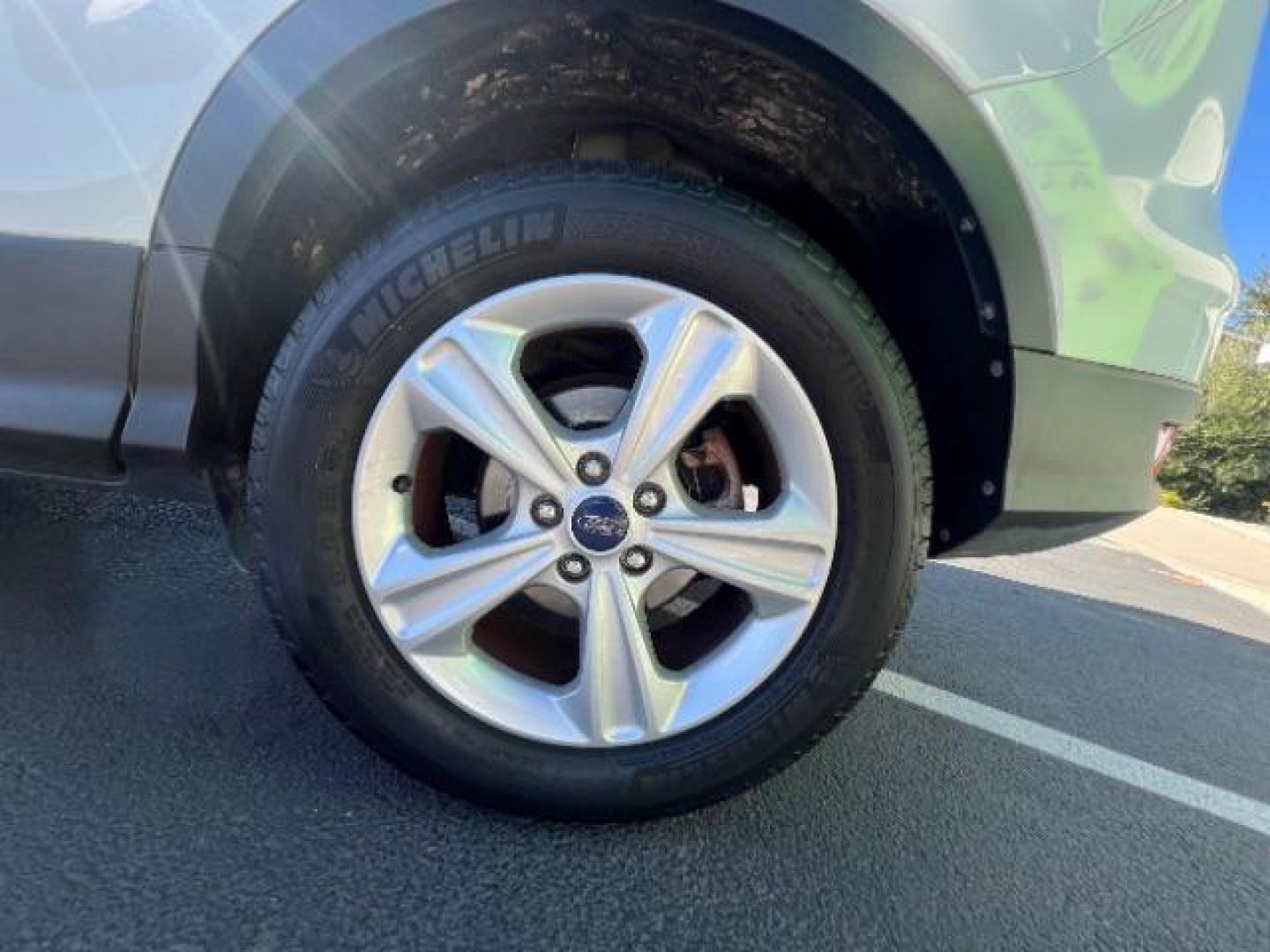 2016 Oxford White /Charcoal Black Ford Escape SE (1FMCU0GXXGU) , Automatic transmission, located at 1865 East Red Hills Pkwy, St. George, 84770, (435) 628-0023, 37.120850, -113.543640 - Photo#10