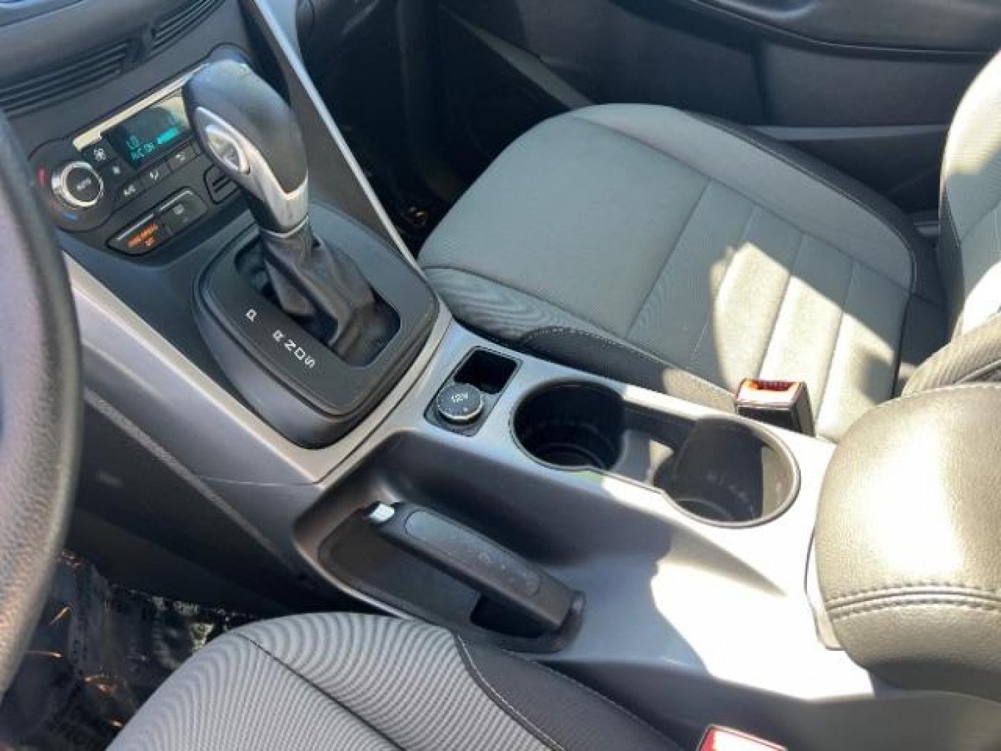 2016 Oxford White /Charcoal Black Ford Escape SE (1FMCU0GXXGU) , Automatic transmission, located at 1865 East Red Hills Pkwy, St. George, 84770, (435) 628-0023, 37.120850, -113.543640 - Photo#17
