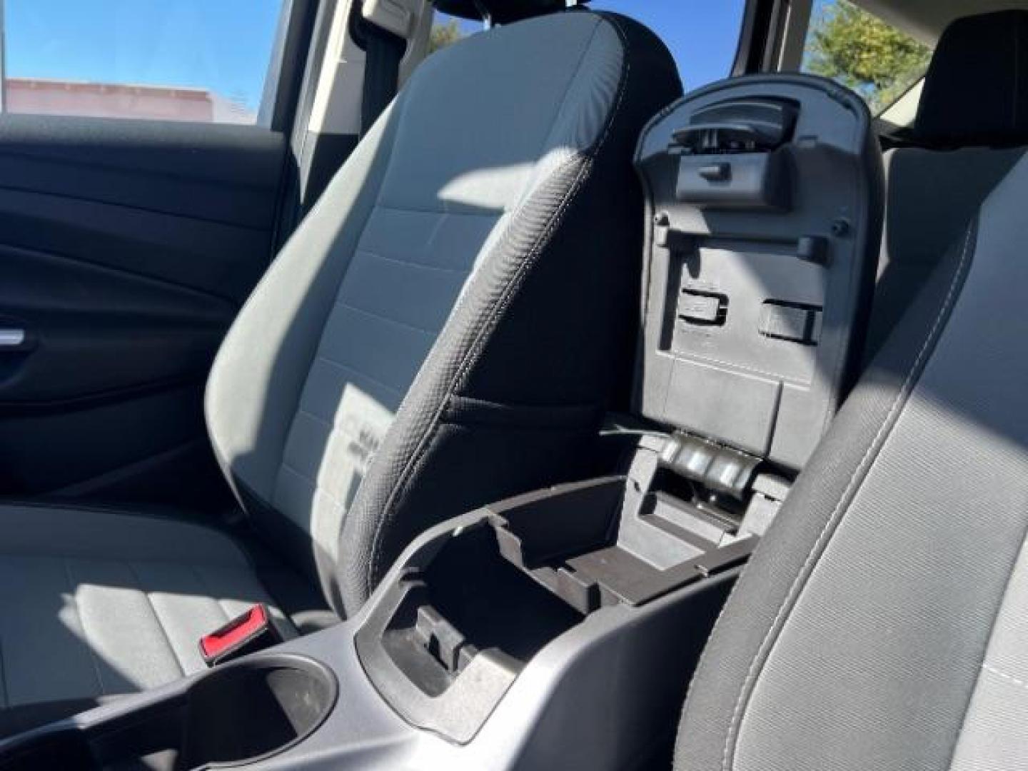 2016 Oxford White /Charcoal Black Ford Escape SE (1FMCU0GXXGU) , Automatic transmission, located at 1865 East Red Hills Pkwy, St. George, 84770, (435) 628-0023, 37.120850, -113.543640 - Photo#18