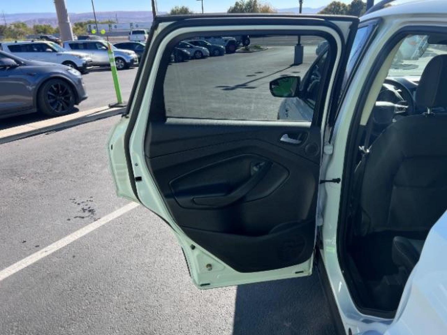 2016 Oxford White /Charcoal Black Ford Escape SE (1FMCU0GXXGU) , Automatic transmission, located at 1865 East Red Hills Pkwy, St. George, 84770, (435) 628-0023, 37.120850, -113.543640 - Photo#19