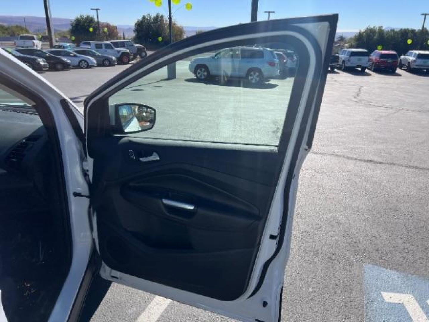 2016 Oxford White /Charcoal Black Ford Escape SE (1FMCU0GXXGU) , Automatic transmission, located at 1865 East Red Hills Pkwy, St. George, 84770, (435) 628-0023, 37.120850, -113.543640 - Photo#26