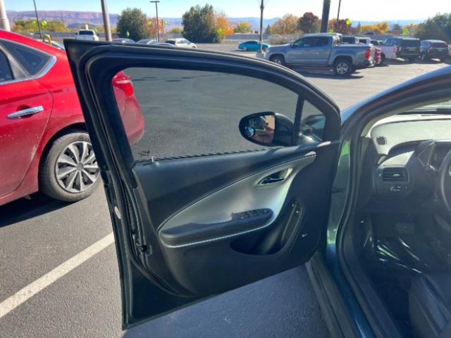 2013 Gray /Black Leather Interior Chevrolet Volt Premium w/ Navigation and LEP (1G1RH6E4XDU) with an Plug-In Hybrid engine, Continuously Variable Transmission transmission, located at 940 North Main Street, Cedar City, UT, 84720, (435) 628-0023, 37.692936, -113.061897 - We specialize in helping ALL people get the best financing available. No matter your credit score, good, bad or none we can get you an amazing rate. Had a bankruptcy, divorce, or repossessions? We give you the green light to get your credit back on the road. Low down and affordable payments that fit - Photo#12