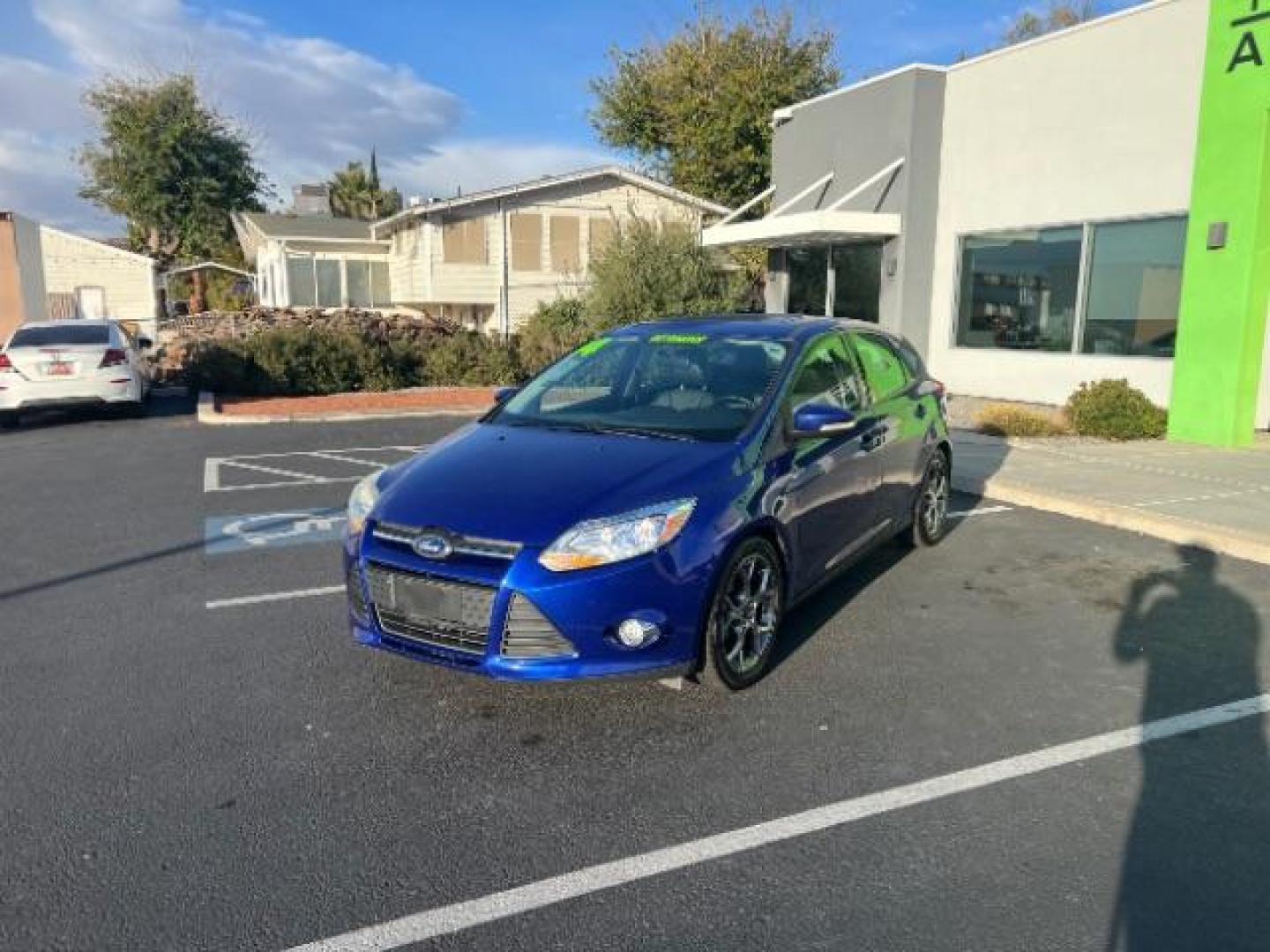 2014 Performance Blue Metallic /Medium Light Stone Ford Focus SE (1FADP3K20EL) with an 2L I-4 gasoline direct injection engine, Automatic transmission, located at 1865 East Red Hills Pkwy, St. George, 84770, (435) 628-0023, 37.120850, -113.543640 - We specialize in helping ALL people get the best financing available. No matter your credit score, good, bad or none we can get you an amazing rate. Had a bankruptcy, divorce, or repossessions? We give you the green light to get your credit back on the road. Low down and affordable payments that fit - Photo#2