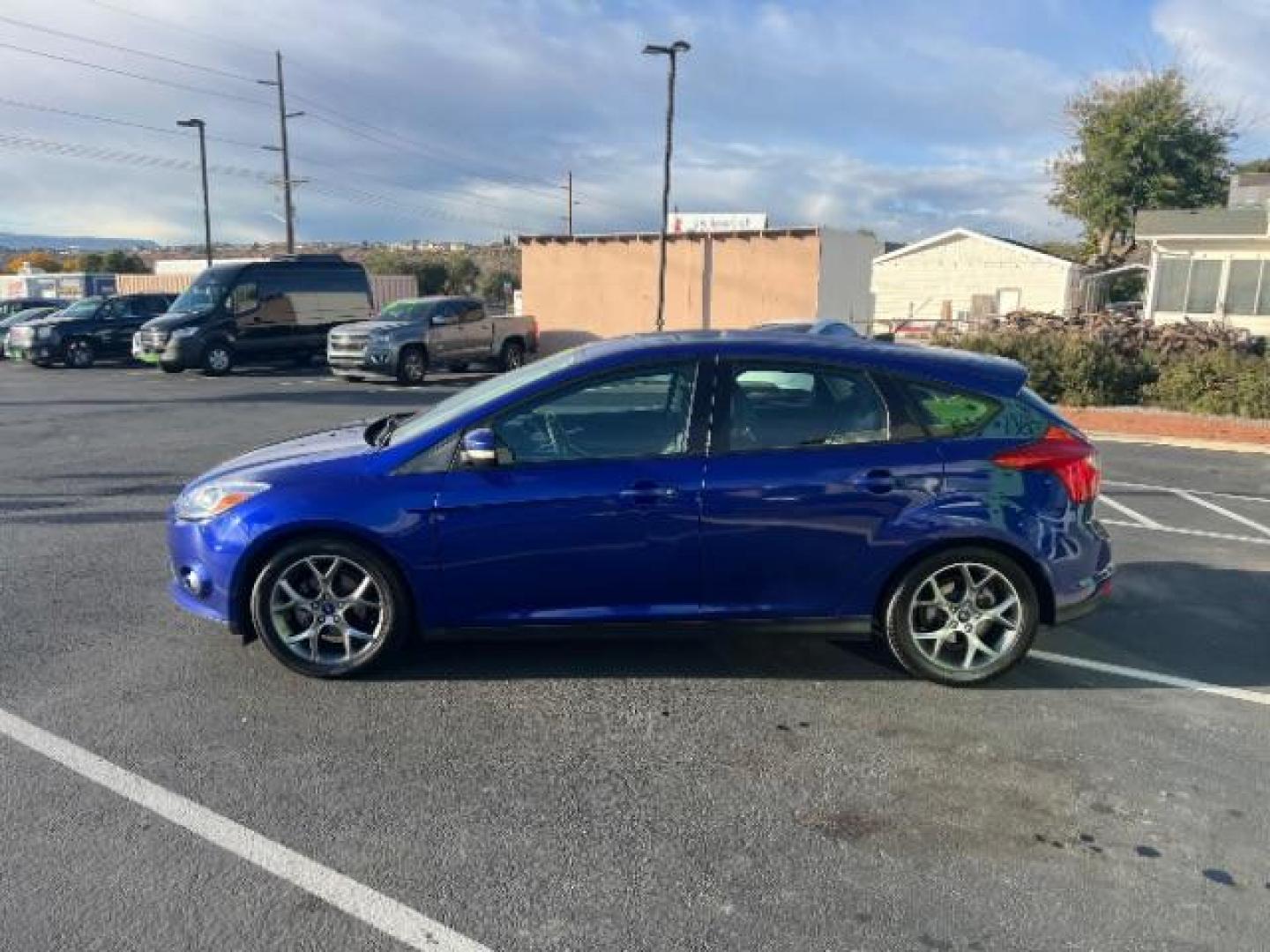 2014 Performance Blue Metallic /Medium Light Stone Ford Focus SE (1FADP3K20EL) with an 2L I-4 gasoline direct injection engine, Automatic transmission, located at 1865 East Red Hills Pkwy, St. George, 84770, (435) 628-0023, 37.120850, -113.543640 - We specialize in helping ALL people get the best financing available. No matter your credit score, good, bad or none we can get you an amazing rate. Had a bankruptcy, divorce, or repossessions? We give you the green light to get your credit back on the road. Low down and affordable payments that fit - Photo#3
