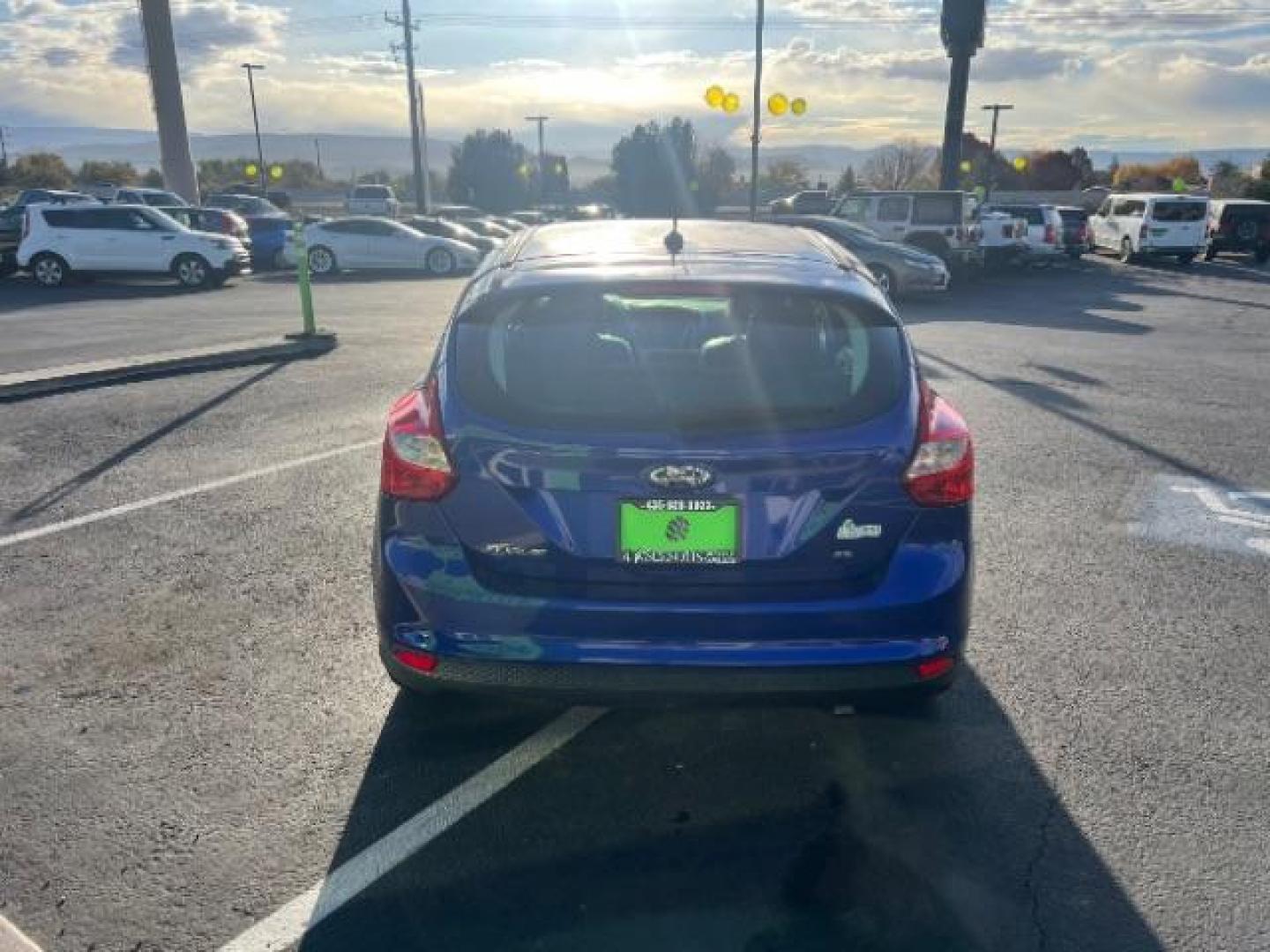 2014 Performance Blue Metallic /Medium Light Stone Ford Focus SE (1FADP3K20EL) with an 2L I-4 gasoline direct injection engine, Automatic transmission, located at 1865 East Red Hills Pkwy, St. George, 84770, (435) 628-0023, 37.120850, -113.543640 - We specialize in helping ALL people get the best financing available. No matter your credit score, good, bad or none we can get you an amazing rate. Had a bankruptcy, divorce, or repossessions? We give you the green light to get your credit back on the road. Low down and affordable payments that fit - Photo#5