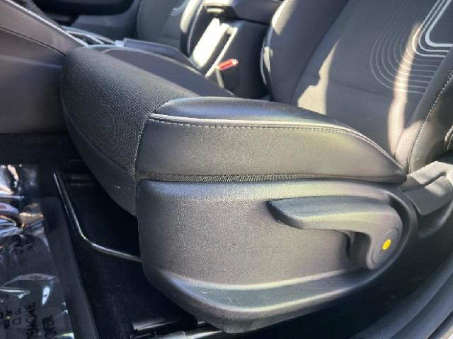 2022 Ceramic White w/Black Roof /Black Hyundai Venue Limited (KMHRC8A30NU) with an Smartstream 1.6L I-4 DOHC engine, Automatic transmission, located at 1865 East Red Hills Pkwy, St. George, 84770, (435) 628-0023, 37.120850, -113.543640 - Photo#13