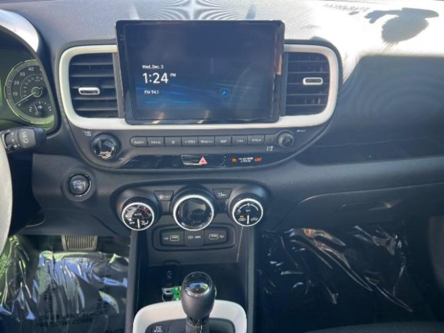 2022 Ceramic White w/Black Roof /Black Hyundai Venue Limited (KMHRC8A30NU) with an Smartstream 1.6L I-4 DOHC engine, Automatic transmission, located at 1865 East Red Hills Pkwy, St. George, 84770, (435) 628-0023, 37.120850, -113.543640 - Photo#17