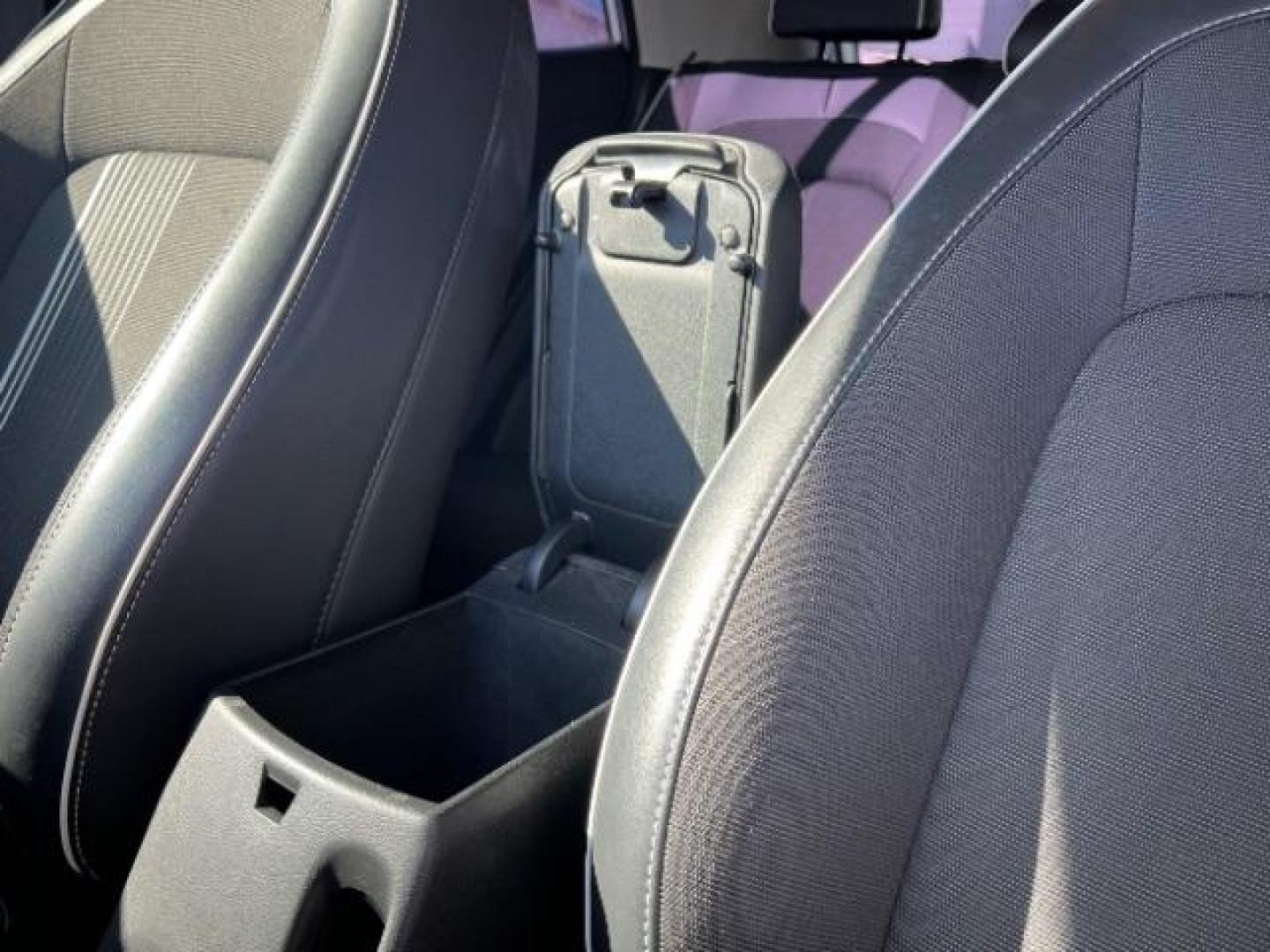 2022 Ceramic White w/Black Roof /Black Hyundai Venue Limited (KMHRC8A30NU) with an Smartstream 1.6L I-4 DOHC engine, Automatic transmission, located at 1865 East Red Hills Pkwy, St. George, 84770, (435) 628-0023, 37.120850, -113.543640 - Photo#19