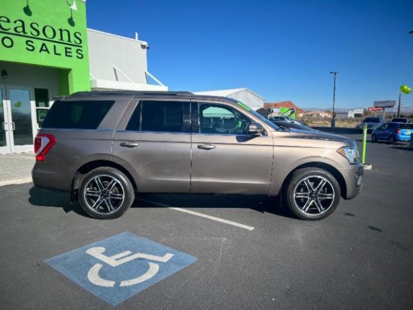 2018 Magnetic Metallic /Ebony, leather Ford Expedition XLT 4WD (1FMJU1JT0JE) with an 3.5L V6 DOHC 24V FFV engine, 6-Speed Automatic transmission, located at 1865 East Red Hills Pkwy, St. George, 84770, (435) 628-0023, 37.120850, -113.543640 - We specialize in helping ALL people get the best financing available. No matter your credit score, good, bad or none we can get you an amazing rate. Had a bankruptcy, divorce, or repossessions? We give you the green light to get your credit back on the road. Low down and affordable payments that fit - Photo#7