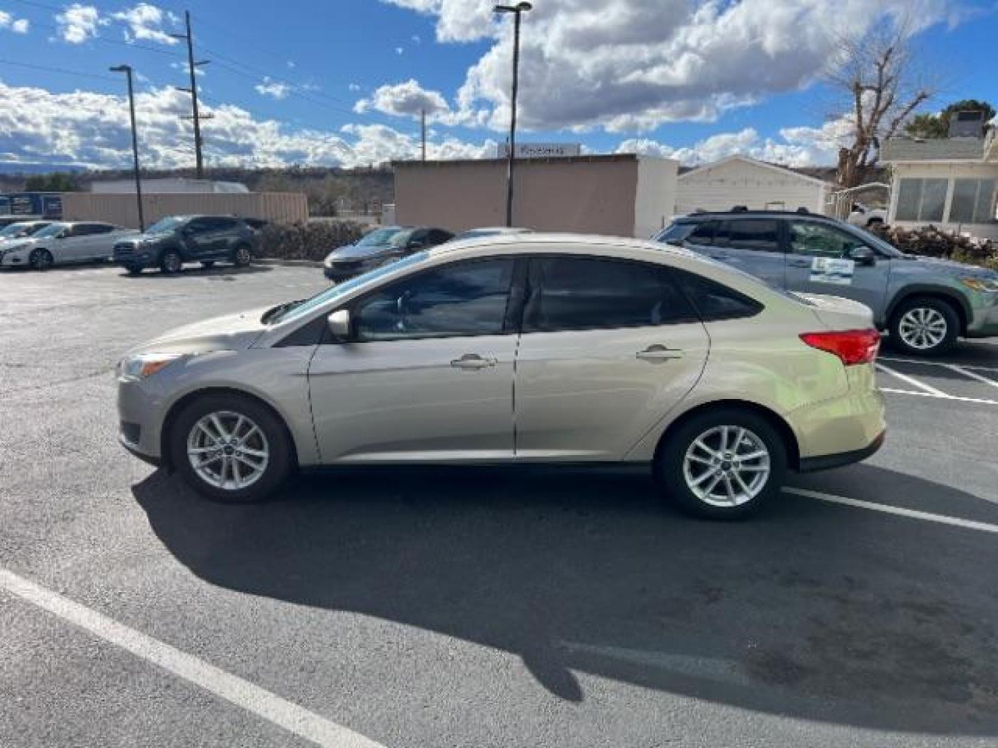 2018 White Gold Metallic /Medium Light Stone Ford Focus SE (1FADP3F23JL) with an EcoBoost 1L I-3 gasoline direct injection engine, Automatic transmission, located at 940 North Main Street, Cedar City, UT, 84720, (435) 628-0023, 37.692936, -113.061897 - Photo#3