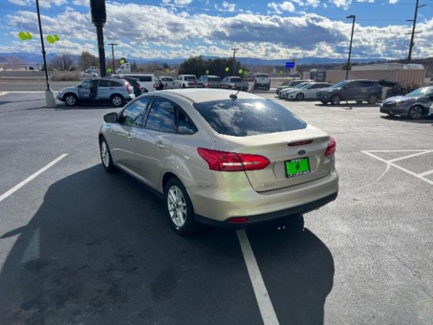 2018 White Gold Metallic /Medium Light Stone Ford Focus SE (1FADP3F23JL) with an EcoBoost 1L I-3 gasoline direct injection engine, Automatic transmission, located at 940 North Main Street, Cedar City, UT, 84720, (435) 628-0023, 37.692936, -113.061897 - Photo#4