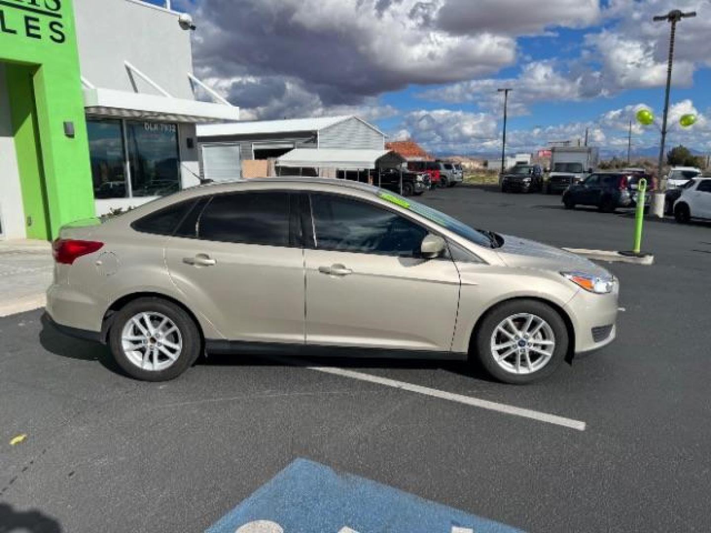 2018 White Gold Metallic /Medium Light Stone Ford Focus SE (1FADP3F23JL) with an EcoBoost 1L I-3 gasoline direct injection engine, Automatic transmission, located at 940 North Main Street, Cedar City, UT, 84720, (435) 628-0023, 37.692936, -113.061897 - Photo#7