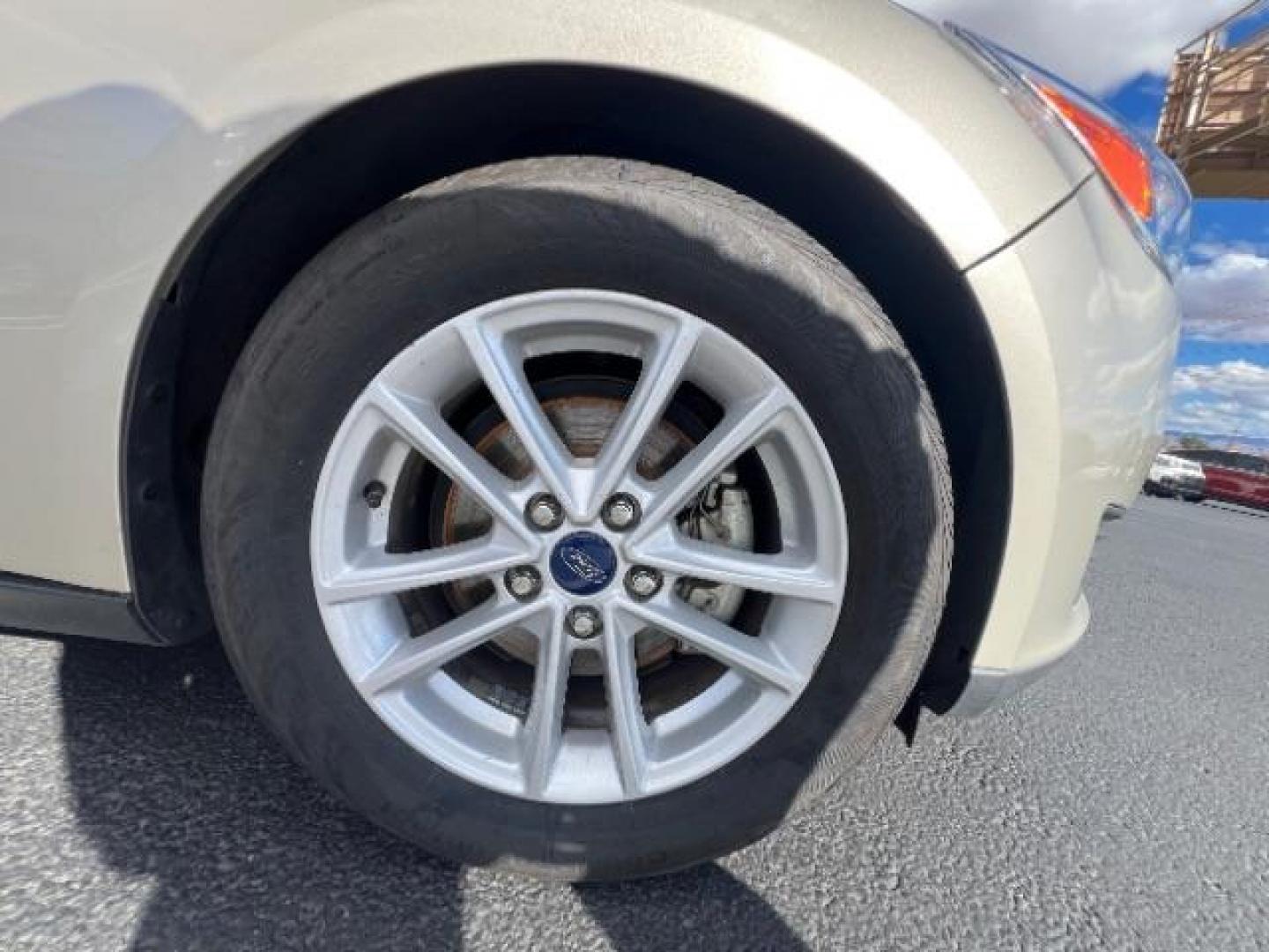 2018 White Gold Metallic /Medium Light Stone Ford Focus SE (1FADP3F23JL) with an EcoBoost 1L I-3 gasoline direct injection engine, Automatic transmission, located at 940 North Main Street, Cedar City, UT, 84720, (435) 628-0023, 37.692936, -113.061897 - Photo#8