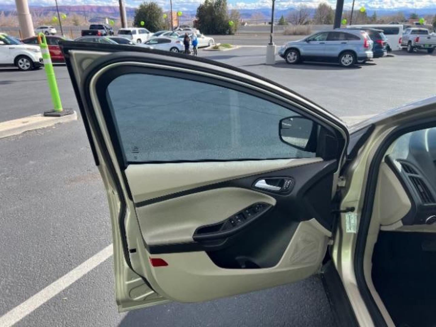 2018 White Gold Metallic /Medium Light Stone Ford Focus SE (1FADP3F23JL) with an EcoBoost 1L I-3 gasoline direct injection engine, Automatic transmission, located at 940 North Main Street, Cedar City, UT, 84720, (435) 628-0023, 37.692936, -113.061897 - Photo#12
