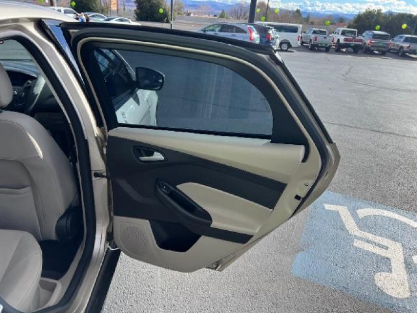 2018 White Gold Metallic /Medium Light Stone Ford Focus SE (1FADP3F23JL) with an EcoBoost 1L I-3 gasoline direct injection engine, Automatic transmission, located at 940 North Main Street, Cedar City, UT, 84720, (435) 628-0023, 37.692936, -113.061897 - Photo#24