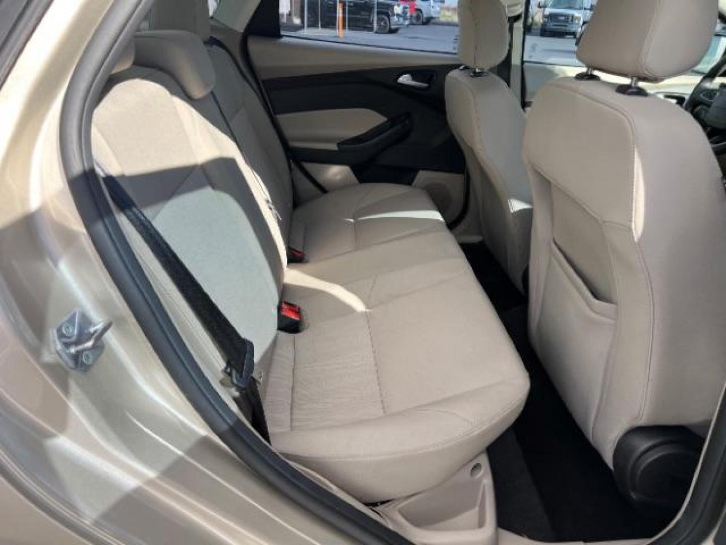 2018 White Gold Metallic /Medium Light Stone Ford Focus SE (1FADP3F23JL) with an EcoBoost 1L I-3 gasoline direct injection engine, Automatic transmission, located at 940 North Main Street, Cedar City, UT, 84720, (435) 628-0023, 37.692936, -113.061897 - Photo#25