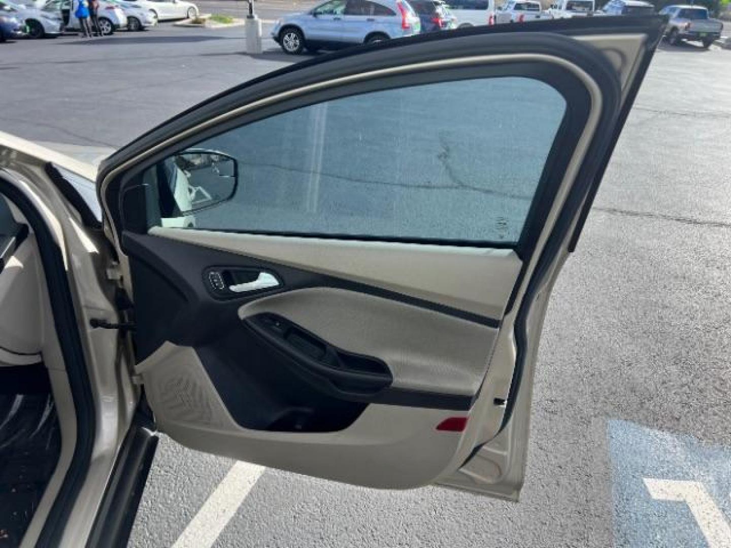 2018 White Gold Metallic /Medium Light Stone Ford Focus SE (1FADP3F23JL) with an EcoBoost 1L I-3 gasoline direct injection engine, Automatic transmission, located at 940 North Main Street, Cedar City, UT, 84720, (435) 628-0023, 37.692936, -113.061897 - Photo#26