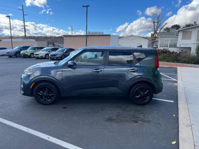 2021 Gravity Gray /Black/Gray Kia Soul S (KNDJ23AUXM7) with an 2L I-4 DOHC engine, Automatic transmission, located at 940 North Main Street, Cedar City, UT, 84720, (435) 628-0023, 37.692936, -113.061897 - We specialize in helping ALL people get the best financing available. No matter your credit score, good, bad or none we can get you an amazing rate. Had a bankruptcy, divorce, or repossessions? We give you the green light to get your credit back on the road. Low down and affordable payments that fit - Photo#3