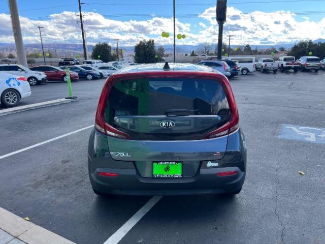 2021 Gravity Gray /Black/Gray Kia Soul S (KNDJ23AUXM7) with an 2L I-4 DOHC engine, Automatic transmission, located at 940 North Main Street, Cedar City, UT, 84720, (435) 628-0023, 37.692936, -113.061897 - We specialize in helping ALL people get the best financing available. No matter your credit score, good, bad or none we can get you an amazing rate. Had a bankruptcy, divorce, or repossessions? We give you the green light to get your credit back on the road. Low down and affordable payments that fit - Photo#5