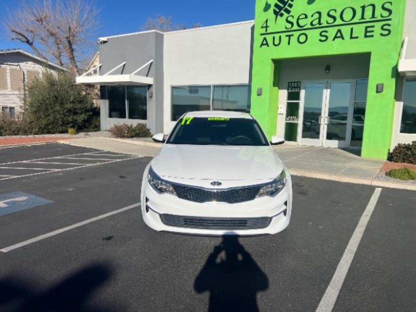 2017 Snow White Pearl /Black Kia Optima LX (5XXGT4L38HG) with an Theta II 2.4L I-4 gasoline direct injection engine, Automatic transmission, located at 1865 East Red Hills Pkwy, St. George, 84770, (435) 628-0023, 37.120850, -113.543640 - We specialize in helping ALL people get the best financing available. No matter your credit score, good, bad or none we can get you an amazing rate. Had a bankruptcy, divorce, or repossessions? We give you the green light to get your credit back on the road. Low down and affordable payments that fit - Photo#1