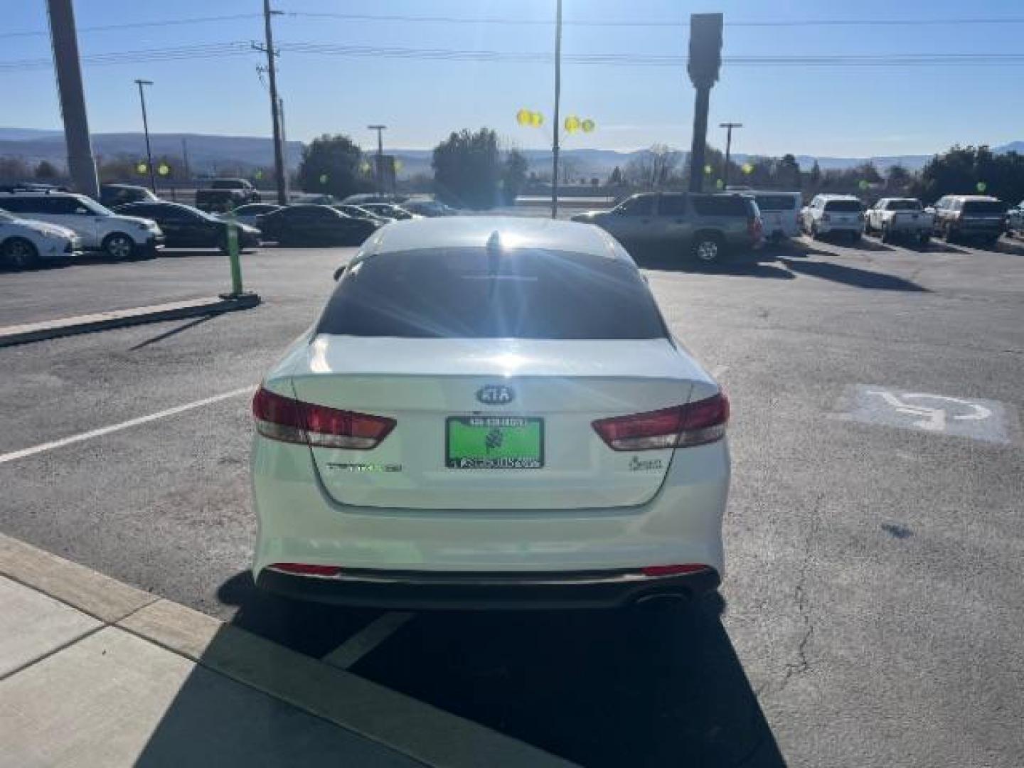 2017 Snow White Pearl /Black Kia Optima LX (5XXGT4L38HG) with an Theta II 2.4L I-4 gasoline direct injection engine, Automatic transmission, located at 1865 East Red Hills Pkwy, St. George, 84770, (435) 628-0023, 37.120850, -113.543640 - We specialize in helping ALL people get the best financing available. No matter your credit score, good, bad or none we can get you an amazing rate. Had a bankruptcy, divorce, or repossessions? We give you the green light to get your credit back on the road. Low down and affordable payments that fit - Photo#5