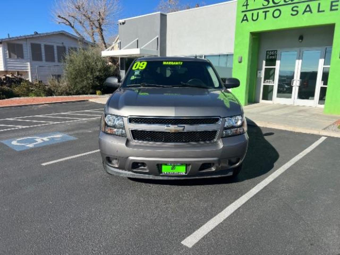 2009 Graystone Metallic /Ebony Cloth Interior Chevrolet Suburban LS 1500 4WD (1GNFK163X9R) with an 5.3L V8 OHV 16V FFV engine, 6-Speed Automatic transmission, located at 1865 East Red Hills Pkwy, St. George, 84770, (435) 628-0023, 37.120850, -113.543640 - We specialize in helping ALL people get the best financing available. No matter your credit score, good, bad or none we can get you an amazing rate. Had a bankruptcy, divorce, or repossessions? We give you the green light to get your credit back on the road. Low down and affordable payments that fit - Photo#1