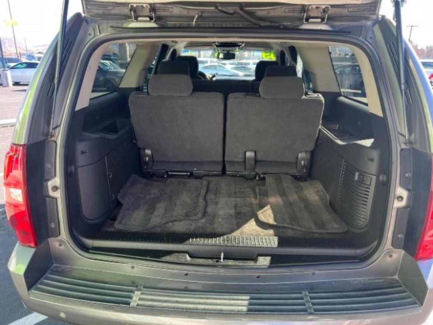 2009 Graystone Metallic /Ebony Cloth Interior Chevrolet Suburban LS 1500 4WD (1GNFK163X9R) with an 5.3L V8 OHV 16V FFV engine, 6-Speed Automatic transmission, located at 1865 East Red Hills Pkwy, St. George, 84770, (435) 628-0023, 37.120850, -113.543640 - We specialize in helping ALL people get the best financing available. No matter your credit score, good, bad or none we can get you an amazing rate. Had a bankruptcy, divorce, or repossessions? We give you the green light to get your credit back on the road. Low down and affordable payments that fit - Photo#28