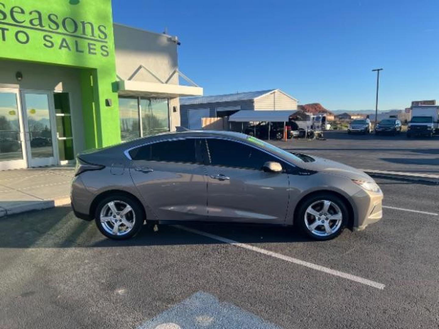 2017 Pepperdust Metallic /Jet Black/Jet Black Chevrolet Volt LT (1G1RC6S55HU) with an Voltec 1.5L I-4 gasoline direct injection engine, Automatic transmission, located at 940 North Main Street, Cedar City, UT, 84720, (435) 628-0023, 37.692936, -113.061897 - We specialize in helping ALL people get the best financing available. No matter your credit score, good, bad or none we can get you an amazing rate. Had a bankruptcy, divorce, or repossessions? We give you the green light to get your credit back on the road. Low down and affordable payments that fit - Photo#7