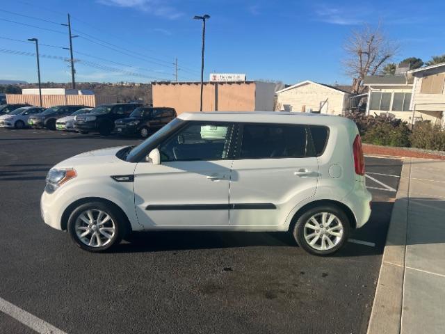 2013 White /Black Kia Soul Base (KNDJT2A58D7) , Automatic transmission, located at 1865 East Red Hills Pkwy, St. George, 84770, (435) 628-0023, 37.120850, -113.543640 - We specialize in helping ALL people get the best financing available. No matter your credit score, good, bad or none we can get you an amazing rate. Had a bankruptcy, divorce, or repossessions? We give you the green light to get your credit back on the road. Low down and affordable payments that fit - Photo#3