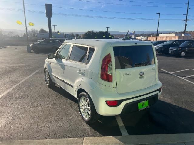 2013 White /Black Kia Soul Base (KNDJT2A58D7) , Automatic transmission, located at 1865 East Red Hills Pkwy, St. George, 84770, (435) 628-0023, 37.120850, -113.543640 - We specialize in helping ALL people get the best financing available. No matter your credit score, good, bad or none we can get you an amazing rate. Had a bankruptcy, divorce, or repossessions? We give you the green light to get your credit back on the road. Low down and affordable payments that fit - Photo#4
