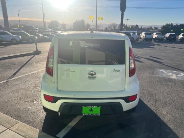 2013 White /Black Kia Soul Base (KNDJT2A58D7) , Automatic transmission, located at 1865 East Red Hills Pkwy, St. George, 84770, (435) 628-0023, 37.120850, -113.543640 - We specialize in helping ALL people get the best financing available. No matter your credit score, good, bad or none we can get you an amazing rate. Had a bankruptcy, divorce, or repossessions? We give you the green light to get your credit back on the road. Low down and affordable payments that fit - Photo#5