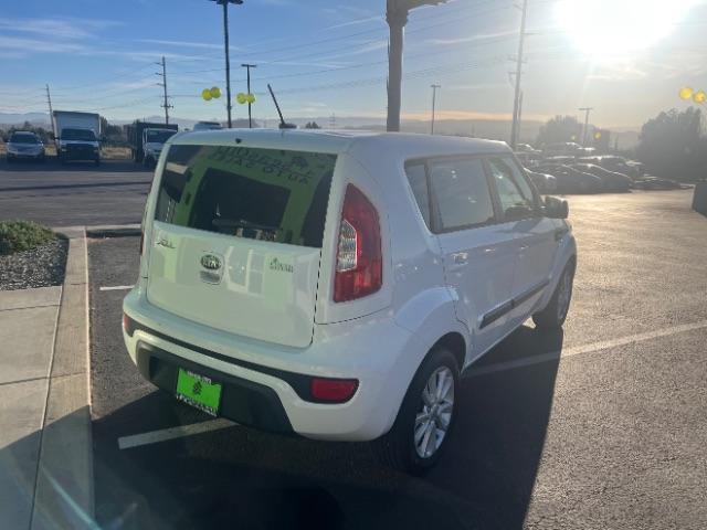 2013 White /Black Kia Soul Base (KNDJT2A58D7) , Automatic transmission, located at 1865 East Red Hills Pkwy, St. George, 84770, (435) 628-0023, 37.120850, -113.543640 - We specialize in helping ALL people get the best financing available. No matter your credit score, good, bad or none we can get you an amazing rate. Had a bankruptcy, divorce, or repossessions? We give you the green light to get your credit back on the road. Low down and affordable payments that fit - Photo#6