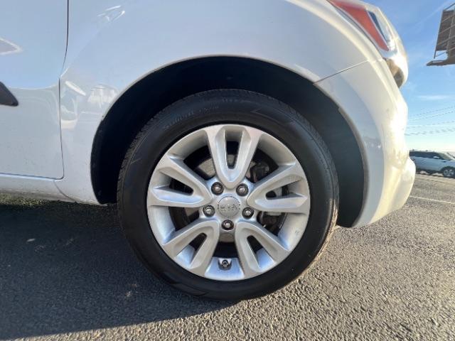 2013 White /Black Kia Soul Base (KNDJT2A58D7) , Automatic transmission, located at 1865 East Red Hills Pkwy, St. George, 84770, (435) 628-0023, 37.120850, -113.543640 - We specialize in helping ALL people get the best financing available. No matter your credit score, good, bad or none we can get you an amazing rate. Had a bankruptcy, divorce, or repossessions? We give you the green light to get your credit back on the road. Low down and affordable payments that fit - Photo#10