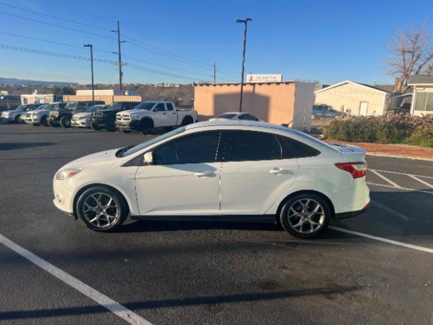 2014 Oxford White /Charcoal Black Ford Focus SE (1FADP3F27EL) with an 2L I-4 gasoline direct injection engine, Automatic transmission, located at 1865 East Red Hills Pkwy, St. George, 84770, (435) 628-0023, 37.120850, -113.543640 - We specialize in helping ALL people get the best financing available. No matter your credit score, good, bad or none we can get you an amazing rate. Had a bankruptcy, divorce, or repossessions? We give you the green light to get your credit back on the road. Low down and affordable payments that fit - Photo#3