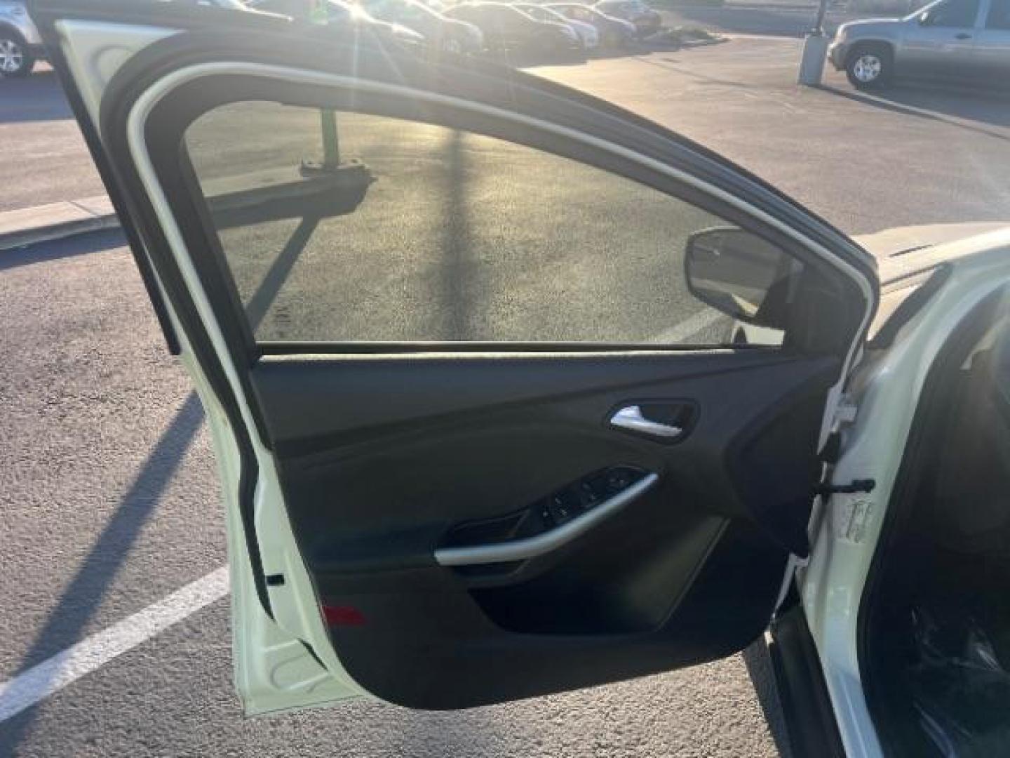 2014 Oxford White /Charcoal Black Ford Focus SE (1FADP3F27EL) with an 2L I-4 gasoline direct injection engine, Automatic transmission, located at 1865 East Red Hills Pkwy, St. George, 84770, (435) 628-0023, 37.120850, -113.543640 - We specialize in helping ALL people get the best financing available. No matter your credit score, good, bad or none we can get you an amazing rate. Had a bankruptcy, divorce, or repossessions? We give you the green light to get your credit back on the road. Low down and affordable payments that fit - Photo#12
