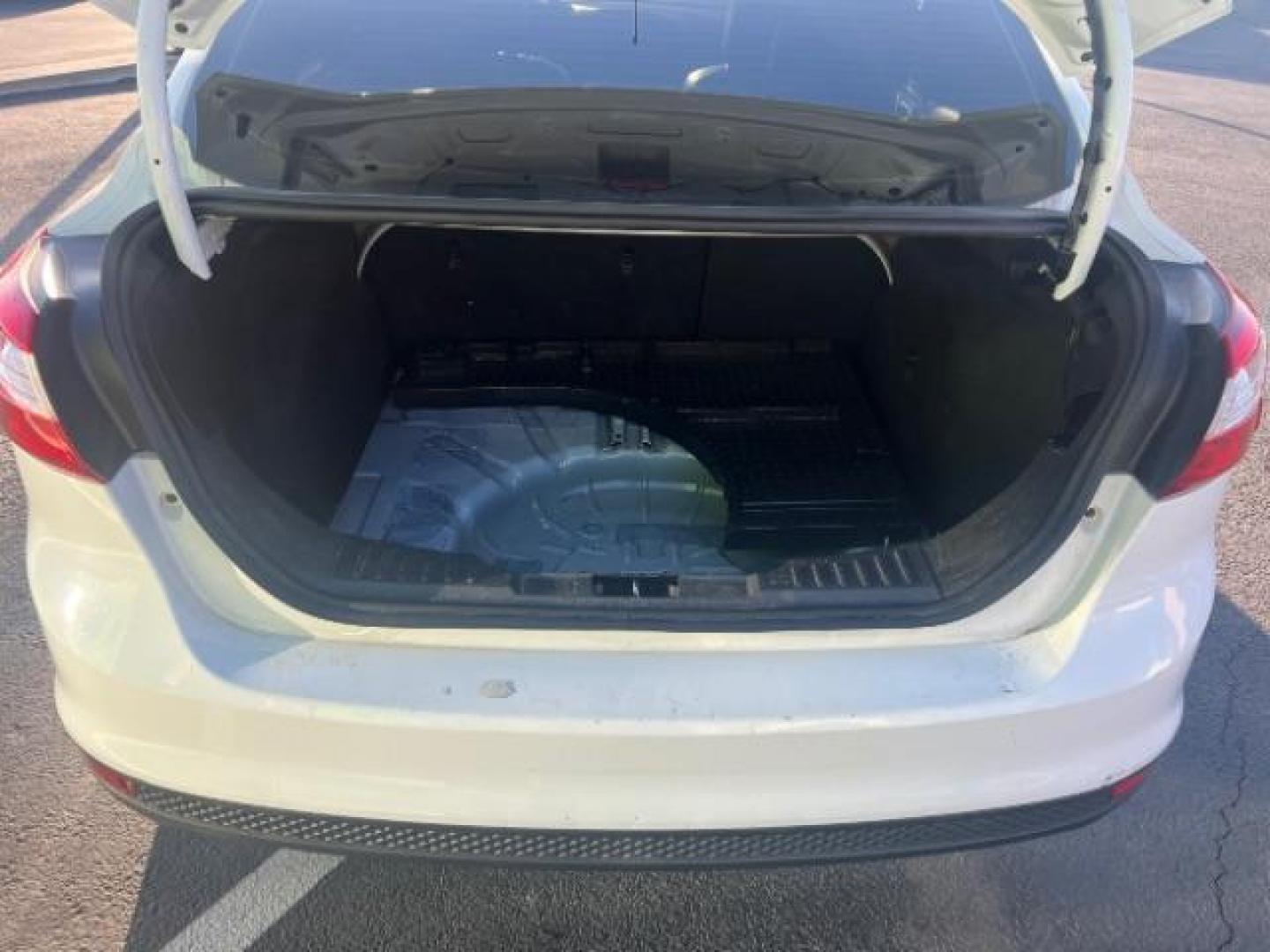 2014 Oxford White /Charcoal Black Ford Focus SE (1FADP3F27EL) with an 2L I-4 gasoline direct injection engine, Automatic transmission, located at 1865 East Red Hills Pkwy, St. George, 84770, (435) 628-0023, 37.120850, -113.543640 - We specialize in helping ALL people get the best financing available. No matter your credit score, good, bad or none we can get you an amazing rate. Had a bankruptcy, divorce, or repossessions? We give you the green light to get your credit back on the road. Low down and affordable payments that fit - Photo#24