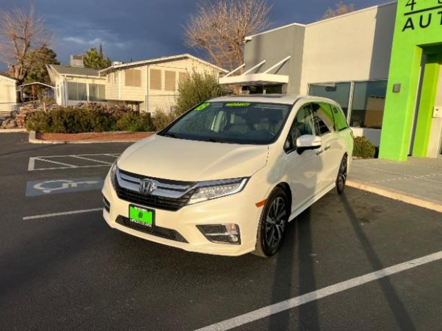 2018 White Diamond Pearl /Gray Honda Odyssey Elite (5FNRL6H92JB) with an 3.5L V-6 gasoline direct injection engine, Automatic transmission, located at 1865 East Red Hills Pkwy, St. George, 84770, (435) 628-0023, 37.120850, -113.543640 - We specialize in helping ALL people get the best financing available. No matter your credit score, good, bad or none we can get you an amazing rate. Had a bankruptcy, divorce, or repossessions? We give you the green light to get your credit back on the road. Low down and affordable payments that fit - Photo#2