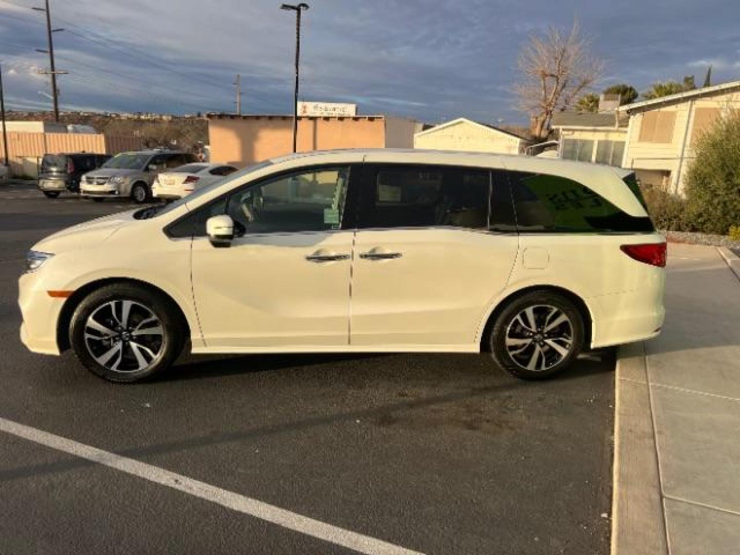 2018 White Diamond Pearl /Gray Honda Odyssey Elite (5FNRL6H92JB) with an 3.5L V-6 gasoline direct injection engine, Automatic transmission, located at 1865 East Red Hills Pkwy, St. George, 84770, (435) 628-0023, 37.120850, -113.543640 - We specialize in helping ALL people get the best financing available. No matter your credit score, good, bad or none we can get you an amazing rate. Had a bankruptcy, divorce, or repossessions? We give you the green light to get your credit back on the road. Low down and affordable payments that fit - Photo#3
